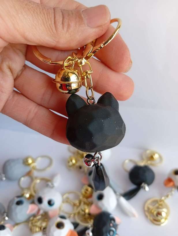 جاکلیدی سیلیکونی طرح گربه چشمدرشت با دم زنگوله ای و آویز زنگوله دار (پک ۱۲ عددی عمده)