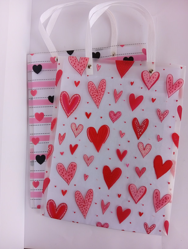 بگ شاپ طلقی با طرح قلب رنگی با دسته کاغذ فشرده پرچ شده 12*23*30 cm