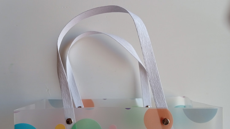Gift Bag طلقی با طرح توپی های رنگی دسته