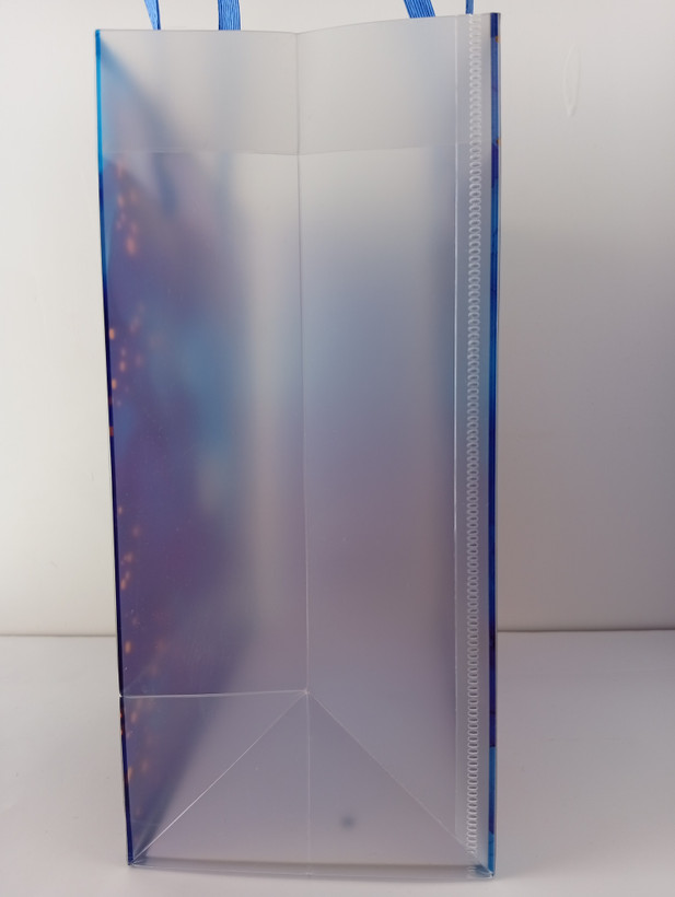 پاکت هدیه طلقی با طرح کهکشان و دسته پرچ شده بند کاغذ فشرده شده 22.5*21.5*10 cm
