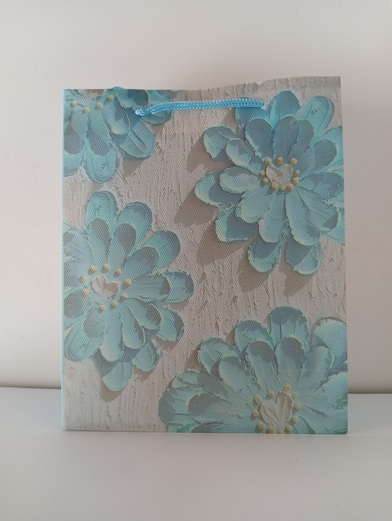 پاکت کادویی طلقي طرحدار با طرح گل و بند زنبوری رنگی (5 مدل)22*18*7 cm آبی