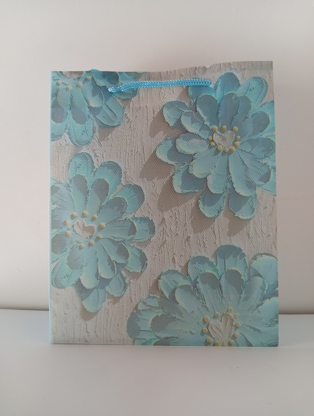 پاکت کادویی طلقي طرحدار با طرح گل و بند زنبوری رنگی (5 مدل)22*18*7 cm آبی