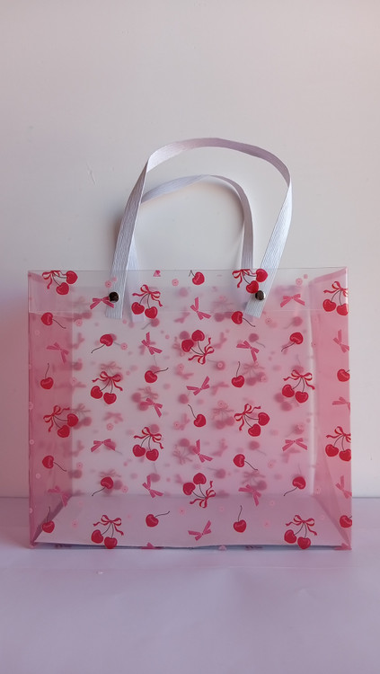 پاکت هدیه طلقی دسته پرچی با طرح آلبالو 20*23*12 cm پاپیونی