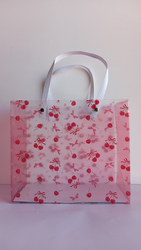 پاکت هدیه طلقی دسته پرچی با طرح آلبالو 20*23*12 cm پاپیونی
