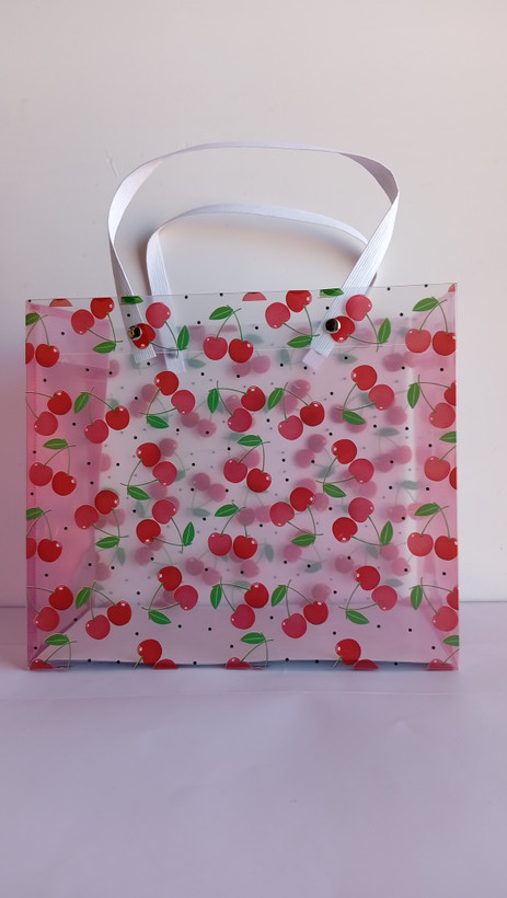 پاکت هدیه طلقی دسته پرچی با طرح آلبالو 20*23*12 cm