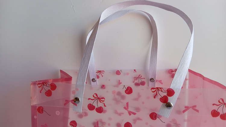 پاکت هدیه طلقی دسته پرچی با طرح آلبالو 20*23*12 cm دسته