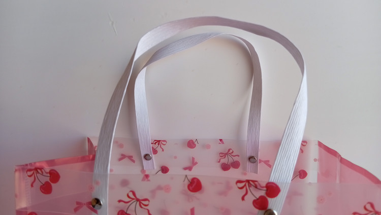 پاکت هدیه طلقی دسته پرچی با طرح آلبالو 20*23*12 cm دسته