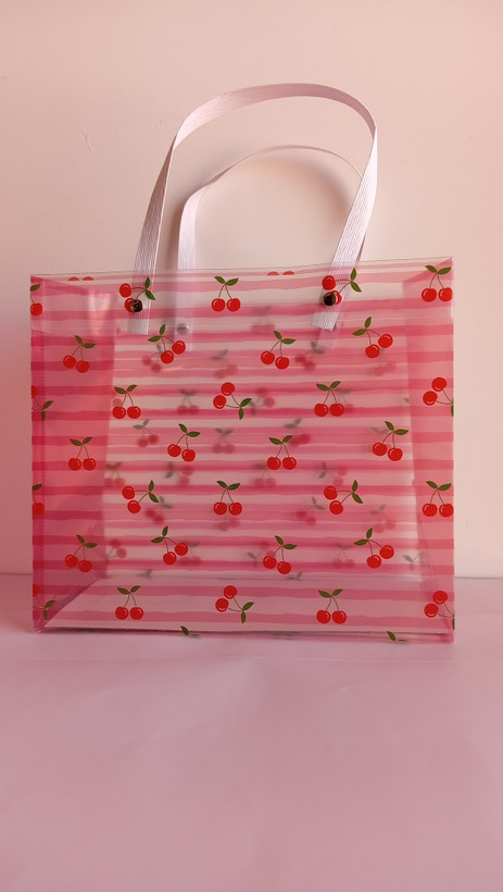 پاکت هدیه طلقی دسته پرچی با طرح آلبالو 20*23*12 cm راه راه