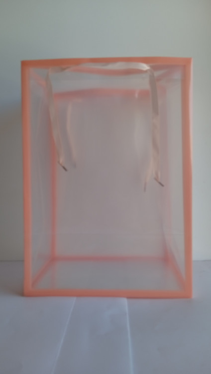 ساک دستی طلقی دسته پانچی با بند روبانی در 6 رنگ ابعاد 25*18*35 cm گلبهی