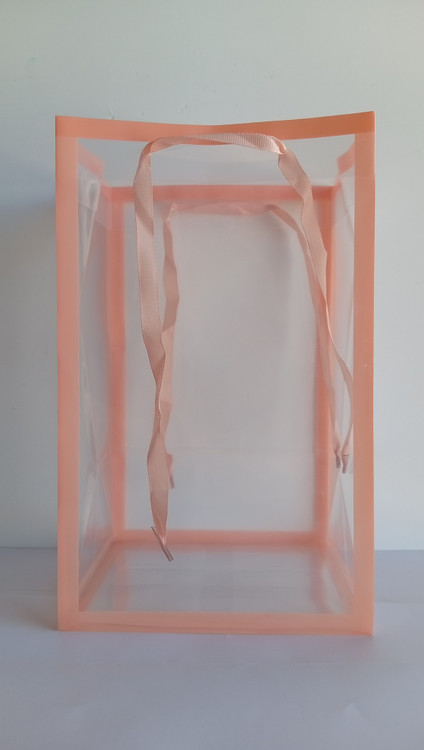 پاکت کادویی طلقی با دسته روبانی دسته پانچی ابعاد 16*14*26 cm گلبهی