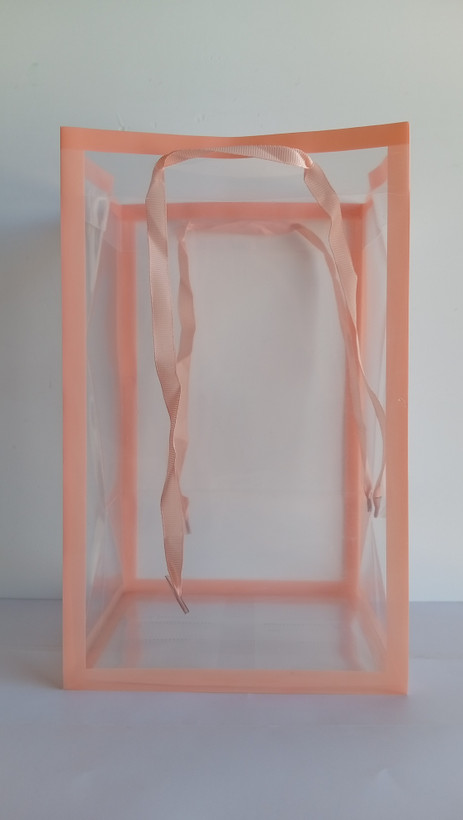 پاکت کادویی طلقی با دسته روبانی دسته پانچی ابعاد 16*14*26 cm گلبهی