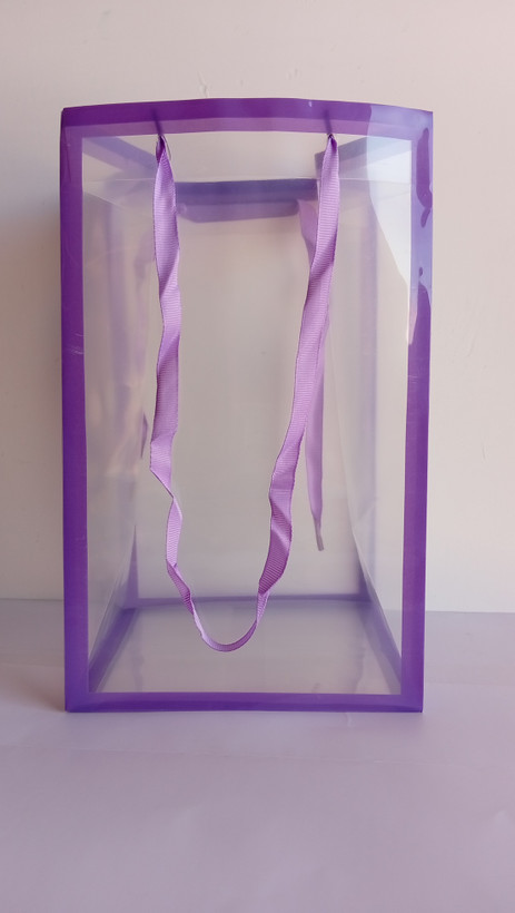 پاکت کادویی طلقی با دسته روبانی دسته پانچی ابعاد 16*14*26 cm یاسی