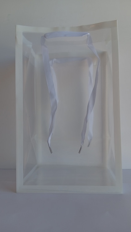 پاکت کادویی طلقی با دسته روبانی دسته پانچی ابعاد 16*14*26 cm سفید