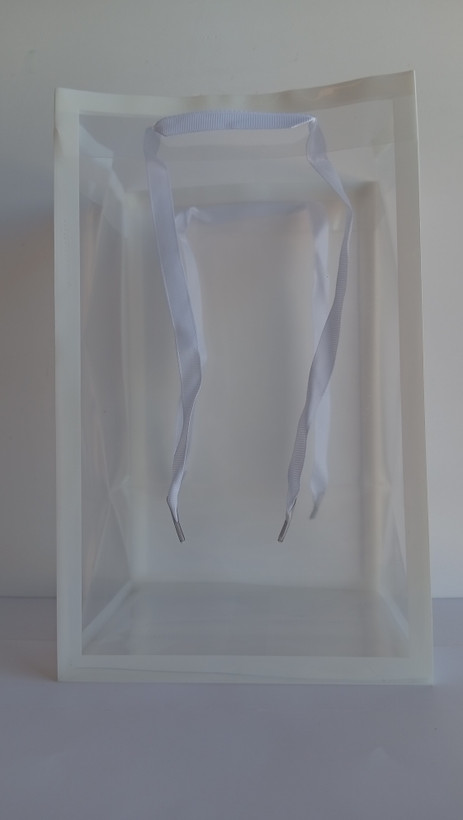 پاکت کادویی طلقی با دسته روبانی دسته پانچی ابعاد 16*14*26 cm سفید
